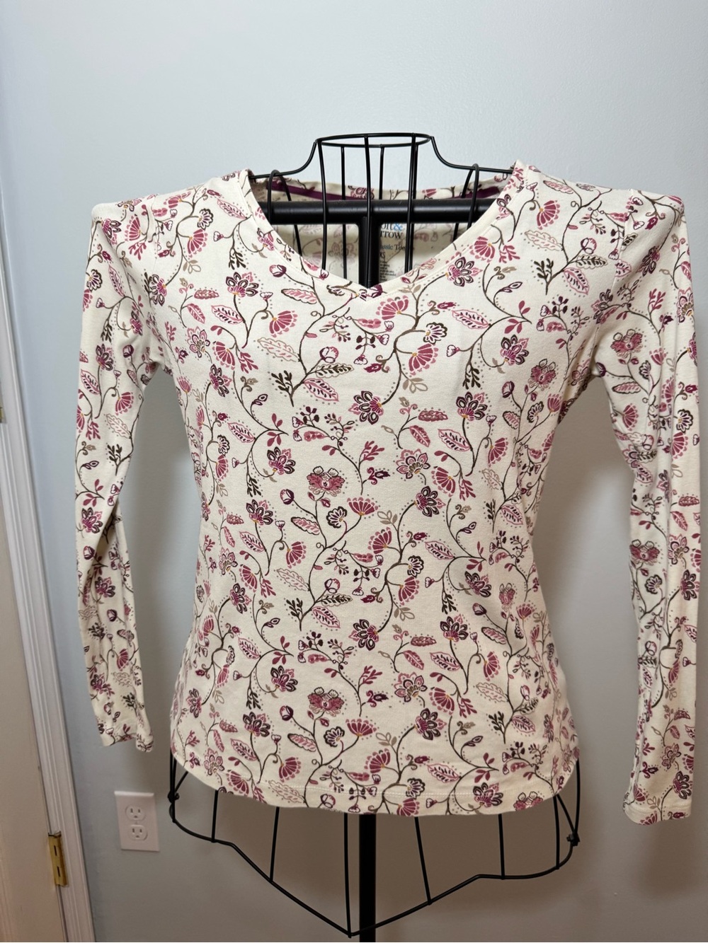 croft & barrow Cream Long Sleeve V-Neck Top with Pink Floral Print sz XS